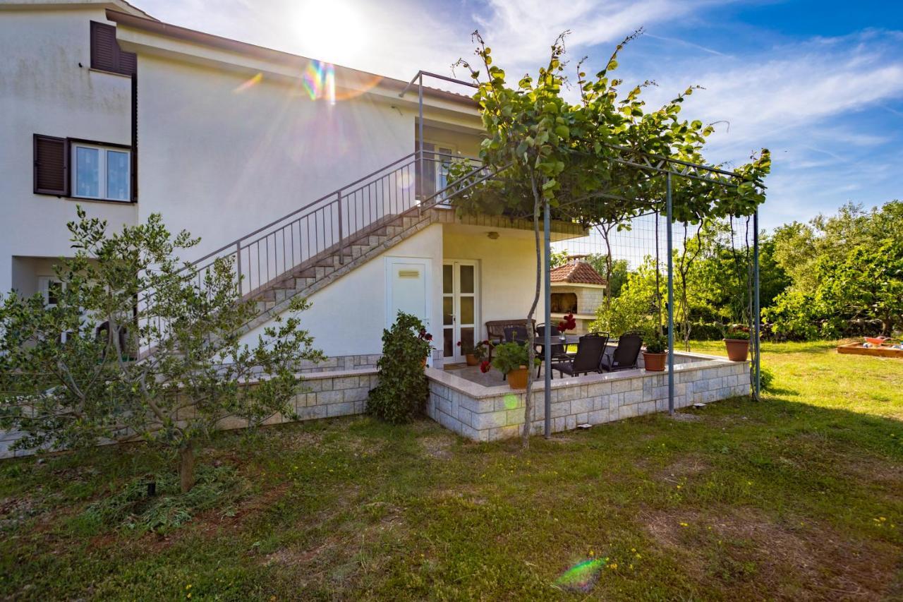 Apartments Sara Milohnici Экстерьер фото