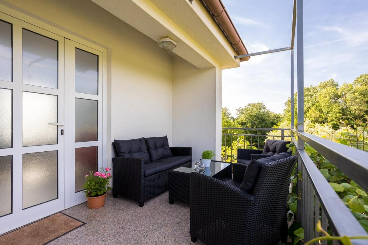 Apartments Sara Milohnici Экстерьер фото